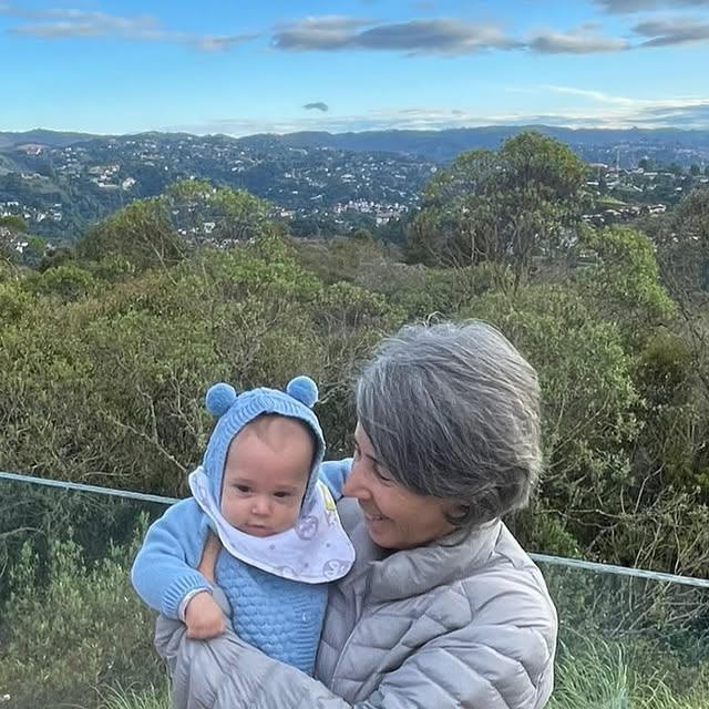 Márcia com um bebê no colo